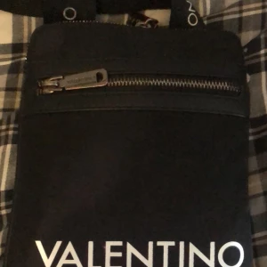 Valentino axelväska  - Hej jag säljer en valentino Axel väska nu inför sommaren   Om du är intresserad så Är det bara att skriva till mig 😁