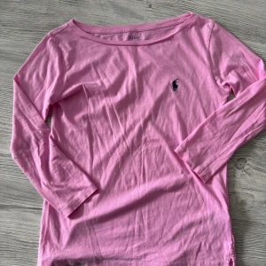 Ralph Lauren långärmad t-shirt - Fint skick.  Ett litet hål vid kragen. 