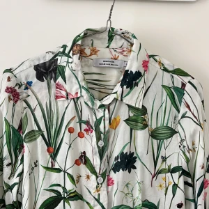 Blommig/natur skjorta - Skjorta i storlek S från Dedicated i superskönt material gjort av trä (vet inte helt hur det funkar, men väldigt mjukt material) har endast använts en gång och är i perfekt skick. Lite liten för mig nu och kommer bara aldrig till användning. 