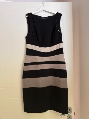 Karen Millen designklänning - Snyggaste Karen Millen klänningen med snygg ryggdetalj. Figursydd i stlk 38 eller UK 10. Slutsåld i sortimentet. Inköpt i London. 