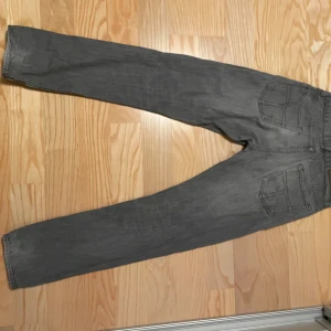 Tiger of Sweden jeans - säljer dessa Tiger of sweden jeans i väldigt bra skick, använt några gånger men har inga hål eller liknande nypris runt: 1600kr mitt pris 599kr! Hör gärna av er vid funderingar 