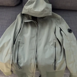 Cp company jacka storlek S  - Hej! Säljer jackan pågrund av använder den inte längre och att den e liten.  Men jackan är perfekt för dig som letar efter en sommmar jacka men också kan används till höst.   Jackan har lite blekningsfläckar på den men de inget nåt man ser tydligt. 