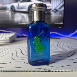 Ralph Lauren Big Pony 1 - Parfym Samples av Ralph Lauren Big Pony 1! Finns i 1ml, 2ml, 3ml, 5ml och 10ml. 1ml=9kr, 2ml=19kr, 3ml=25kr, 5ml=39kr, 10ml=69kr. 18kr frakt, betala med Swish😁