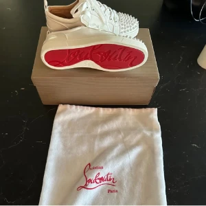 Louboutin Skor - Helt nya, stl 44, kom dm vid några frågor eller funderingar 