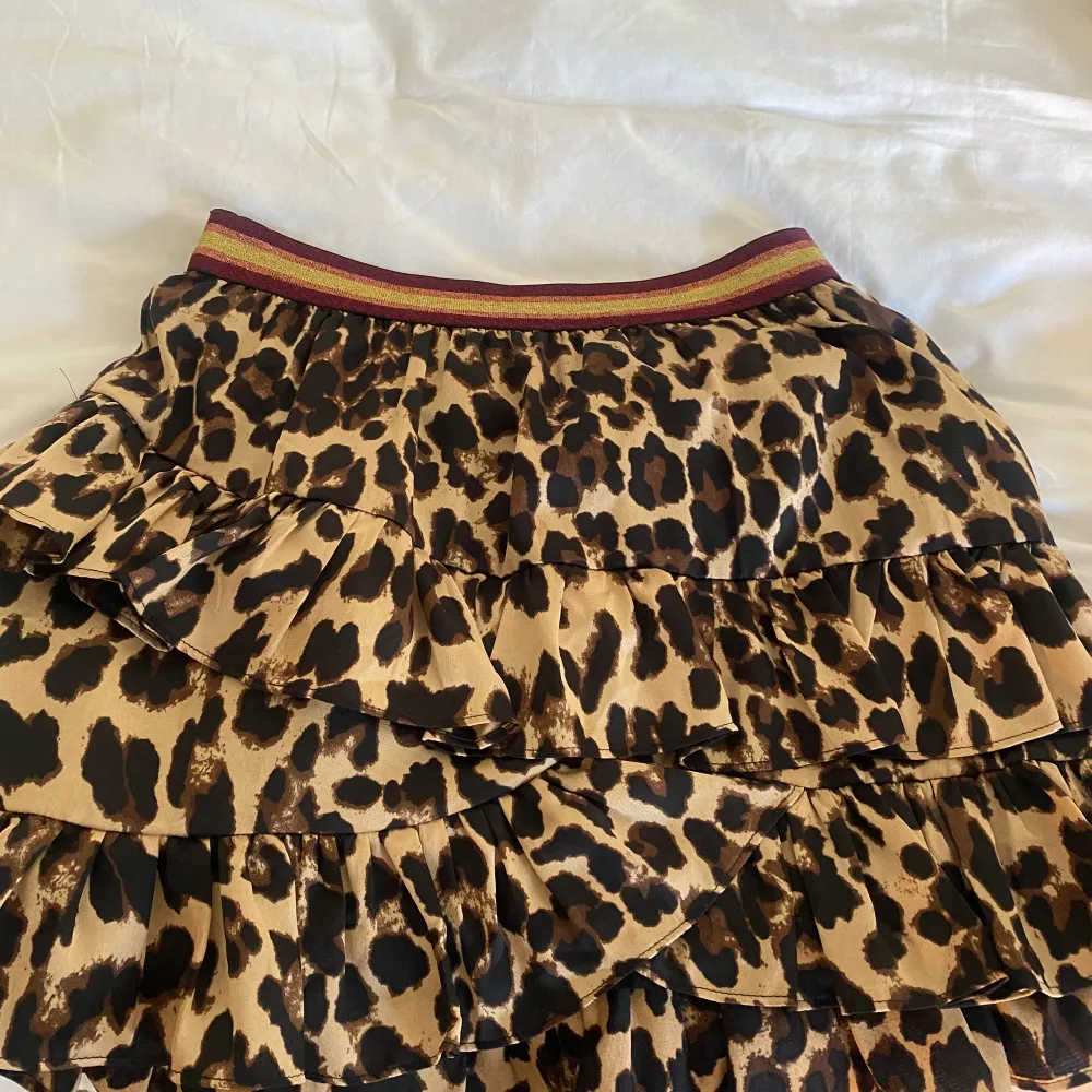 Jättefin volang kjol från Petite Sofie Schnoor. Säljer den då den är för liten och max använd tre gånger.  Den är i storlek 164 i barn storlek men den passar som en s. Köpt för ungefär 600kr. Kjolar.