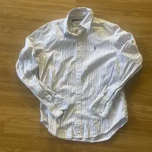 Riktigt fräsch Ralph lauren skjorta inga defekter skick 10/10🥂 perfekt nu inför sommaren!!👏