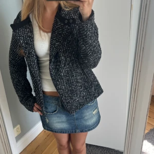 Vårjacka - Säljer den här så fina vår/sommar jackan som jag köpt second hand. Skriv för fler bilder ,frågor eller om du vill köpa! Den är i storlek M men sitter som storlek S