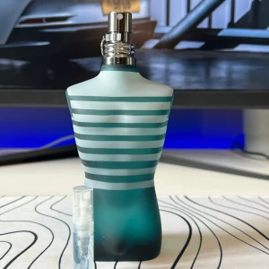 Jean Paul Gaultier Le Male EdT - Parfym Samples av Jean Paul Gaultier Le Male EdT! Finns i 1ml, 2ml, 3ml, 5ml och 10ml. 1ml=25kr, 2ml=49kr, 3ml=75kr, 5ml=99kr, 10ml=189kr. 18kr frakt, betala med Swish😁