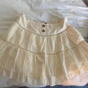 Jättefin kjol från zara i storlek M. Köpt förra sommaren men är aldrig använd. 