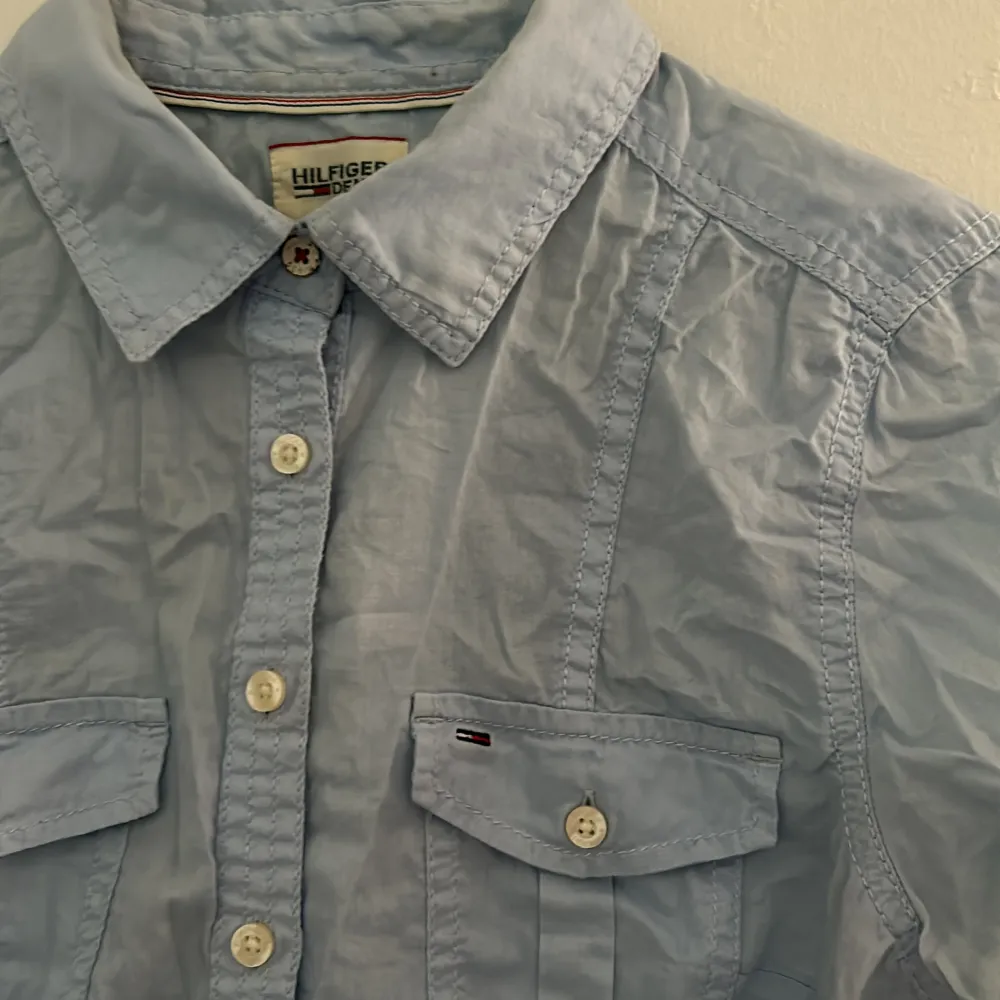 En blå skjorta från Tommy hilfiger köpte för 799kr säljer för 120kr  . Skjortor.