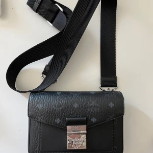 MCM axelremsväska  - Me mcm axelremsväska som är typ ny i skick 