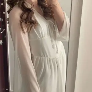 säljer min kompis superfina vita klänningen ifrån H&M, då den inte passar hennes stil längre🤍☀️ superbra skick, använd  en gång