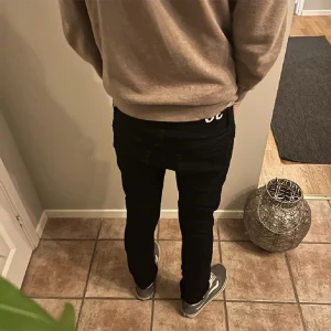 Dondup jeans  - Säljer ett par dondup jeans som är i storlek 30,30 byxorna är väldigt bra skick, förutom att lappen på insidan av byxorna är borta 