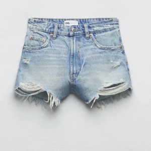 Jeansshorts  - Jag säljer mina knappt använda jeansshorts från zara som nästan alltid är slutsålda.☀️💞🌟 Jag står inte för frakten💞