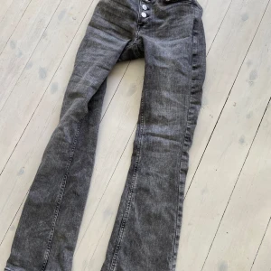 Jeans - Gråa jeans köpt från hm för 350 bra skick- storlek 158, bootcut. - 250 Ljusblåa jeans köpt från gina för 350? bra skick- storlek 152, bootcut.- 200 Mörkblåa jeans köpt från levis för 400? Bra skick- storlek 24, straight. -200kr Alla för 550kr❤️