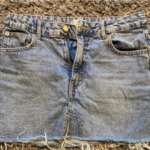 Gina tricot kjol - Säljer denna jätte fina kjol från Gina tricot, då den tyvärr är för stor på mig. Storlek 164❤️ 