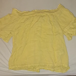 Off shoulder tröja från H&M - Säljer denna tröja då den inte riktig kommer till använding. Köparen står för frakt!