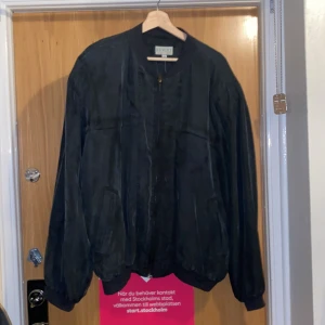 Bomberjacka från Berlin - Bomberjacka storlek XL köpt i Berlin och aldrig använd. I tunnt material. 