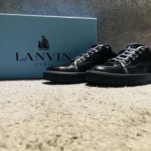 Lanvin Navy - Hej jag säljer nu mina Lanvins navy för att jag har tröttnat på de och söker något nytt dem är i storlek UK9 vilket motsvarar 43-44 de är i 9/10 skick, box och påsarna till skorna följer med 