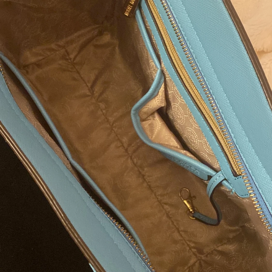 Blå handväska från Michael Kors - 90