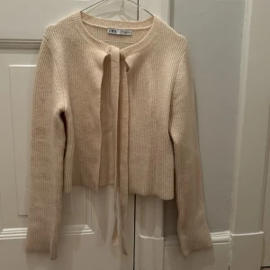 Kofta från Zara - Kofta från Zara i storlek L, men skulle säga att den är mer en storlek S.
