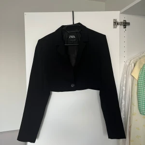 Kort blazer - Kort / croppad blazer i kostym. Som ny inga defekter. Liten i storlek