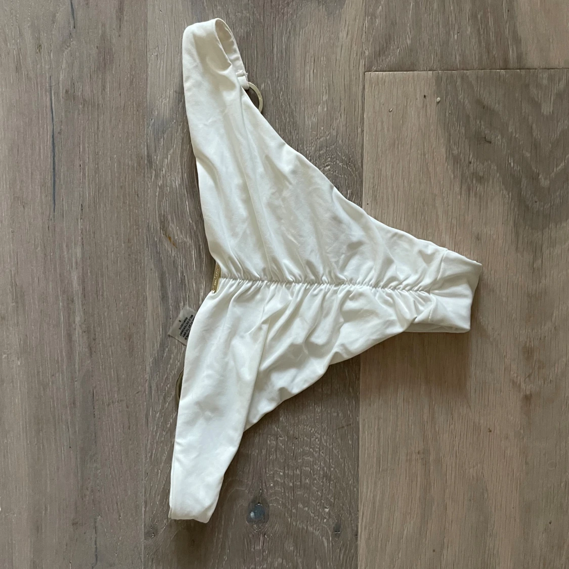 Vit bikini med ringdetaljer - 90