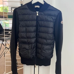 Moncler cardigan  - Moncler cardigan i jätte bra skick! Äkta.