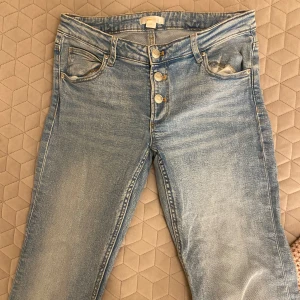 Lågmidjade jeans  - Super fina lågmidjade jeans från ginatricot Young, storlek 170 (barn) men sitter bra på mig som vanligtvis har S/36 i byxor💙 Bra skick!!