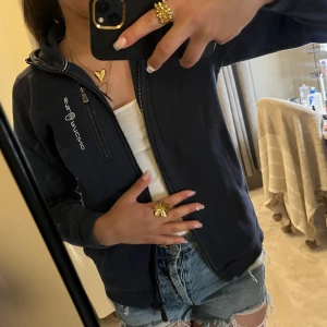 Kofta  - Säljer denna snygga Sail Raicing kofta, då den är för liten! Säljer den för endast 300kr! Storlek 160, men sitter som en xs/s😜