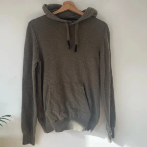 Woolrich hoodie - säljer nu min woolrich hoodie i 100% ull. Säljer den då den är för liten, passar storlek S. Utmärkt skick utan någora defekter. Bara att skriva för att få bättre bilder.