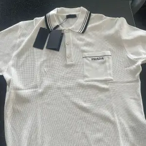 Helt ny och oanvänd Prada polo shirt! Säljer för att den inte användas! Skriv för mer info! 