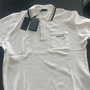 Prada polo shirt - Helt ny och oanvänd Prada polo shirt! Säljer för att den inte användas! Skriv för mer info! 