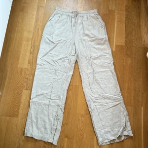 Beiga linnebyxor från Kidsbrandstore  - Säljer eftersom att dem aldrig kommer till användning längre. Har inte använt dem så mycket, men vid köp så kan jag stryka dem. Dem är i storlek XXL alltså 170 i barn. Jag har även sytt upp dem så dem är lite kortare än i vanliga fall. 