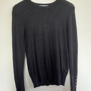 Stickad tröja  - Fin stickad tröja från zara med guldiga knappar vid änden av armen. Jätte fint skick. Storlek M men skulle säga att den passar någon med storlek S också.