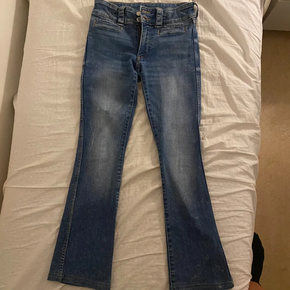 as snygga mörkblåa jeans med fickor där bak • midjemått: 35 cm • innerbenslängd: 74 / 75 cm ( skriv ifall du har några funderingar🤍). Jeans & Byxor.