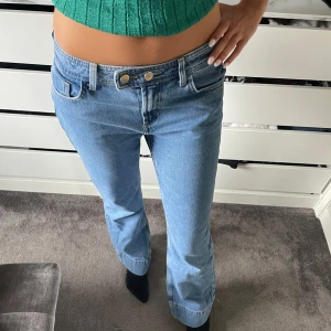 Jeans - Blåa jeans från Zara. Lowwaist