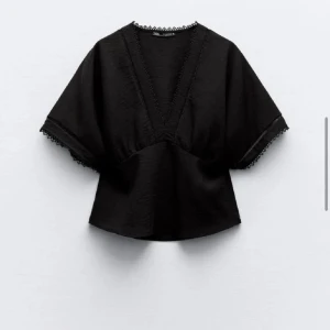 Söker zara blus 💗 - Söker denna Zara blus helst i svart, men vit funkar lika bra. Storlek xs/s 🤍 Hör gärna av er om ni kan tänka er sälja🫶🏼