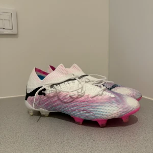 Puma Future 7 Ultimate  - Säljer mina fotbollsskor då jag har köpt nya och gillade de mer  Storleken är 42,5 (27,5cm) Skorna är använda drygt 20 minuter så är inprincip i absoluta nyskick 