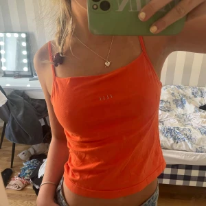 Orange linne - Orange linne med ”inbyggd” bh i stl s 