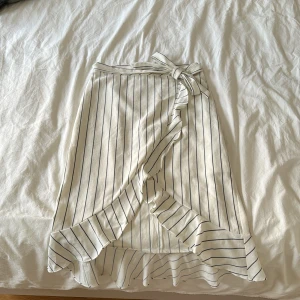 Omlott kjol  - Randig kjol från asos med knytning.  Storlek 10 motsvarar S/36 