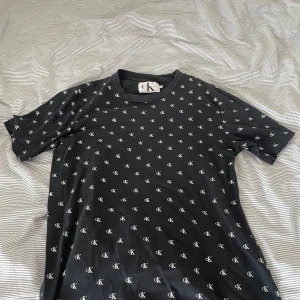 CLAVIN KLEIN T-Shirt - Mycket bra skick och mycket snygg men vill bli av med lite kläder innan jag flyttar:) zooma in för att se noga.