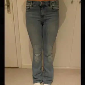 Snygga populära ljusblå mid waist jeans ifrån vero Moda ❤️