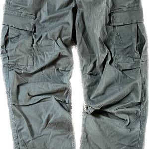 Cargo byxor - Bra kvalitet aldrig använd h&m Cargos med justerbara gavlar inga defekter