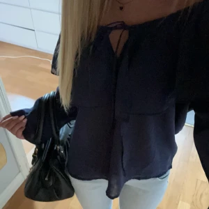 blå blus  - så snygg marinblå blus perfekt till i höst, inga defekter 