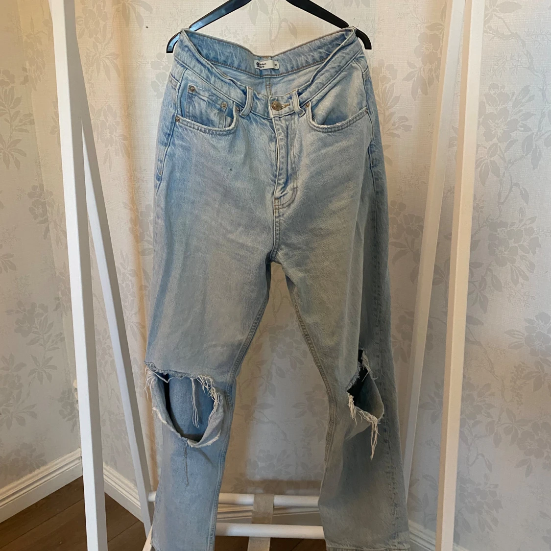 High-Waisted, wide length, ljus blåa jeans med hål på knäna - 90