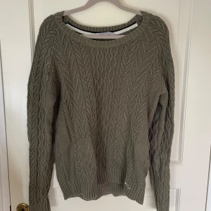 Stickad olivgrön tröja  - Jättebekväm tröja perfekt för hösten🍂🍁