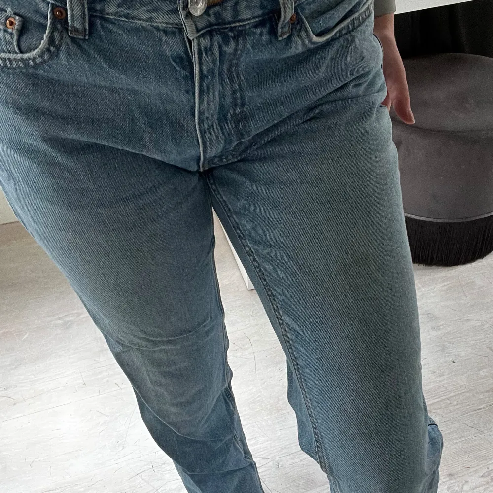 Jätte snygga lågmidjade jeans från Gina, jätte fin blå färg har endast andvänt de 2/3 gånger o tvättat de en gång, säljer dem då dem är lite för stora för mig . Jeans & Byxor.