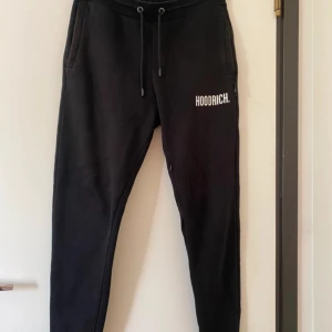 Svarta hoodrich byxor - Sköna Hoodrich mjukis byxor i storlek s. Kom privat om ni har några funderingar. Pris kan diskuteras.
