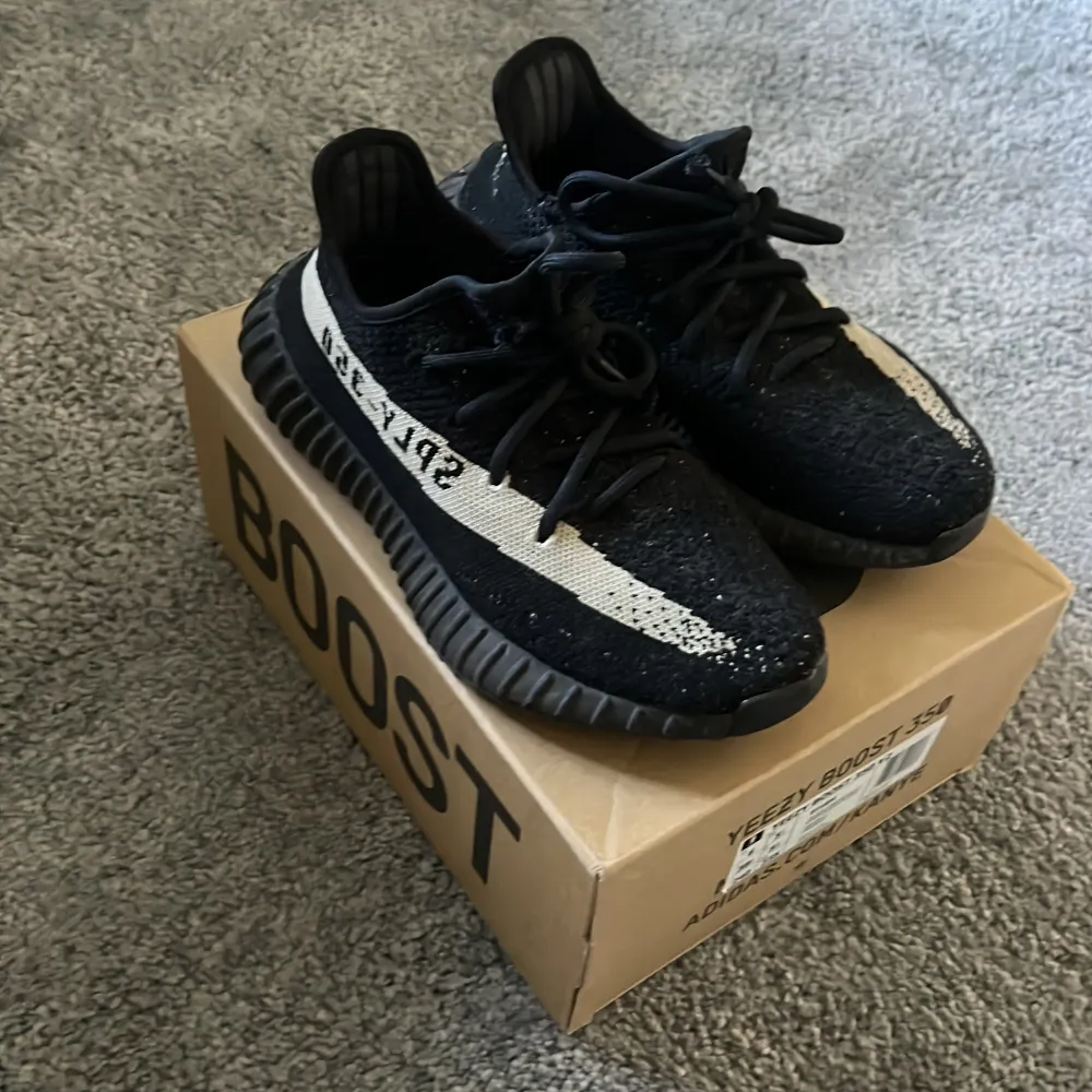 Säljer mina Yeezy 360 Oreo🔥 skick:7/10 storlek:38 2|3 bara skriv för funderingar eller äktahetsbevis osv😀. Skor.